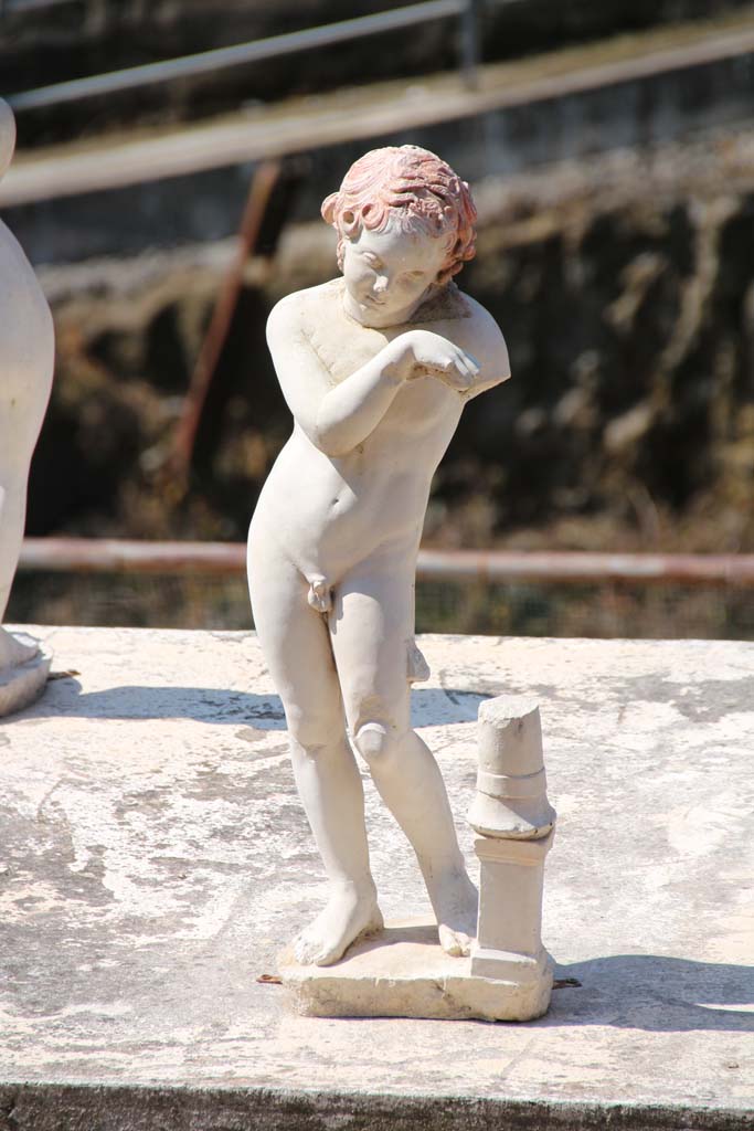 Herculaneum, April 2014. Detail of one of the two statuettes on top of the altar.
Photo courtesy of Klaus Heese.